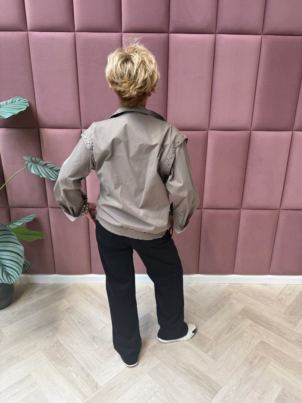 Jasje met studs taupe