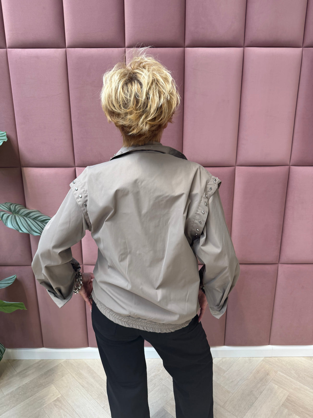Jasje met studs taupe
