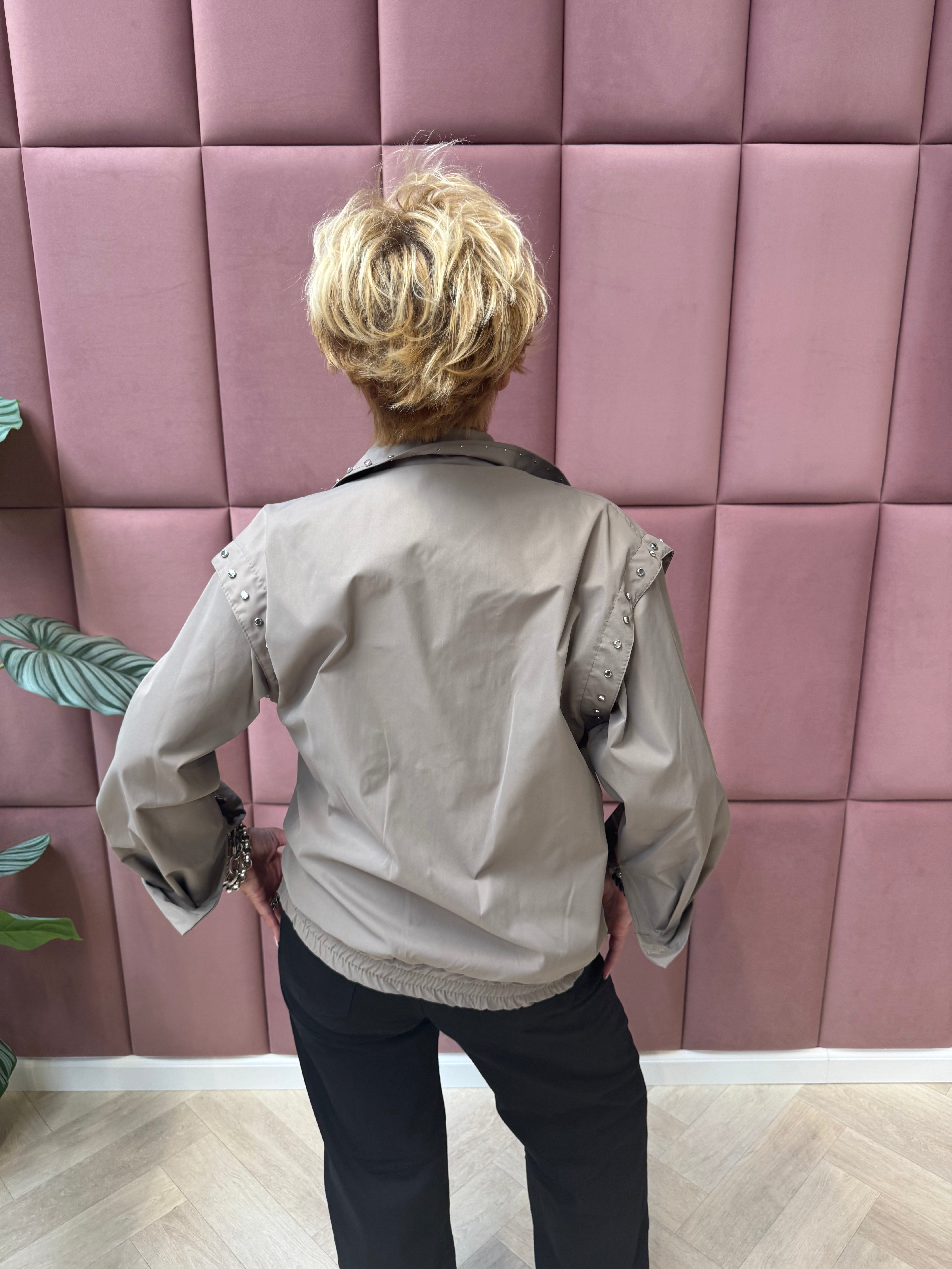 Jasje met studs taupe