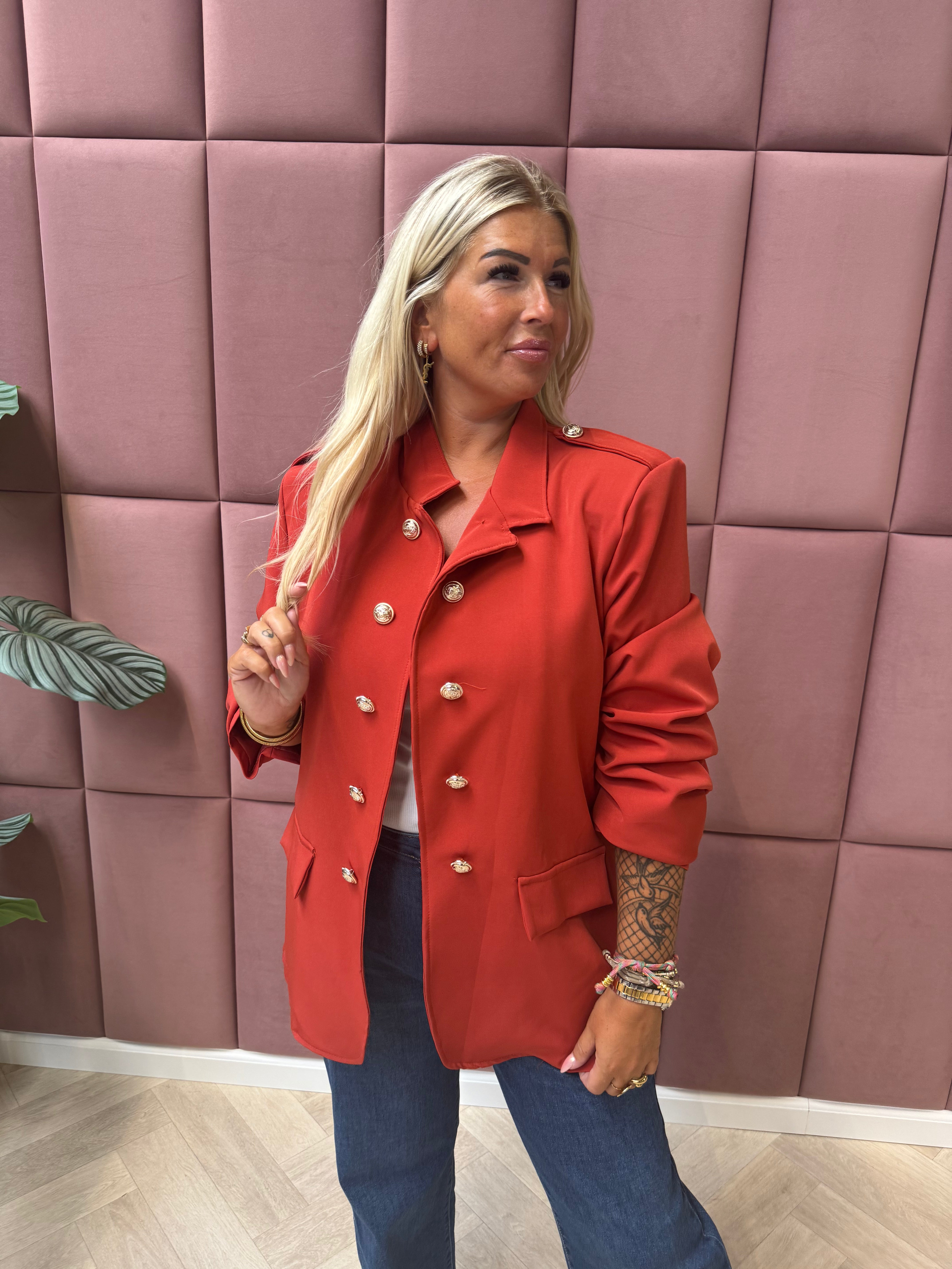Blazer ophaalmouwen sierknopen koraalrood