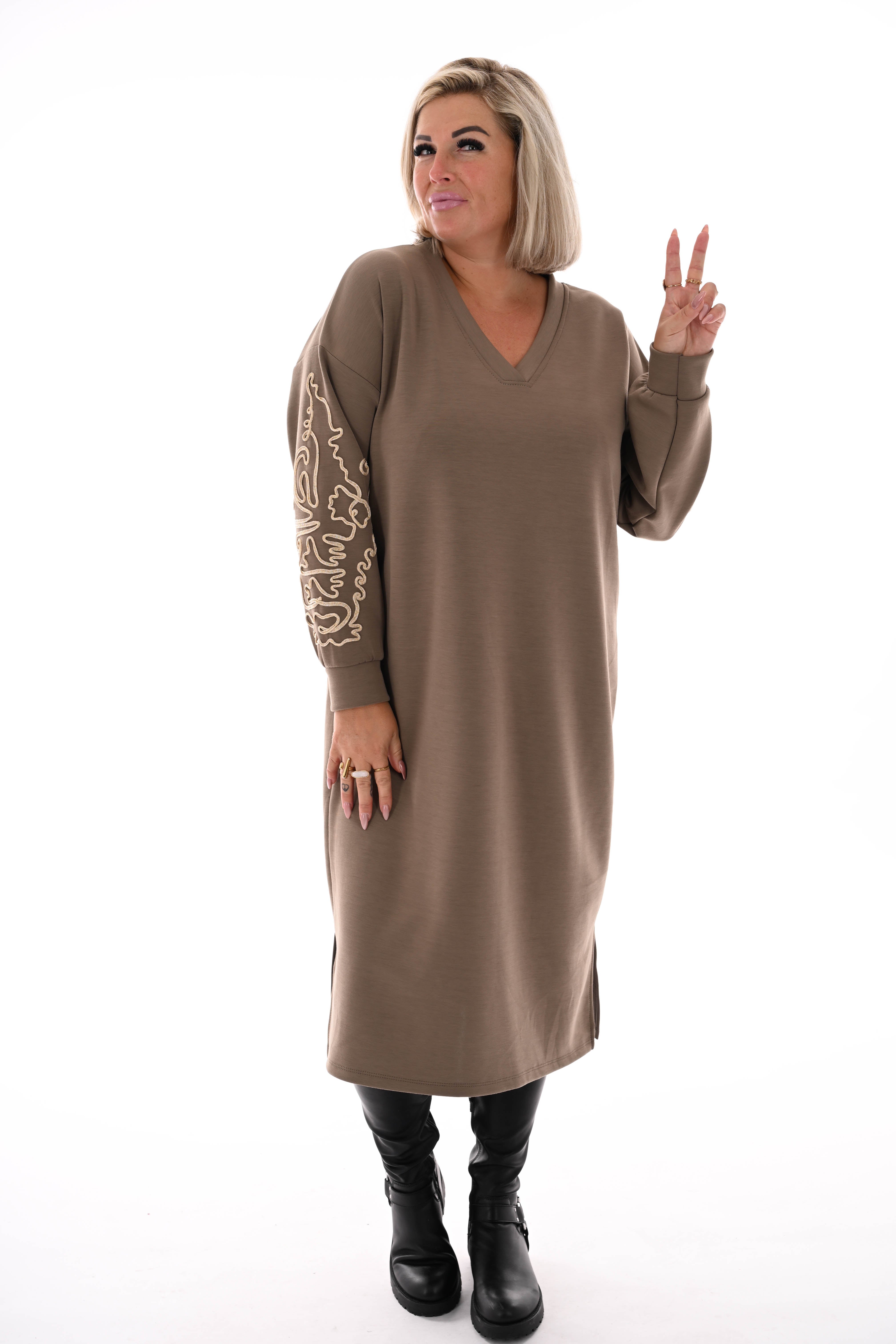 Sweaterdress gouden borduursels lichtbruin