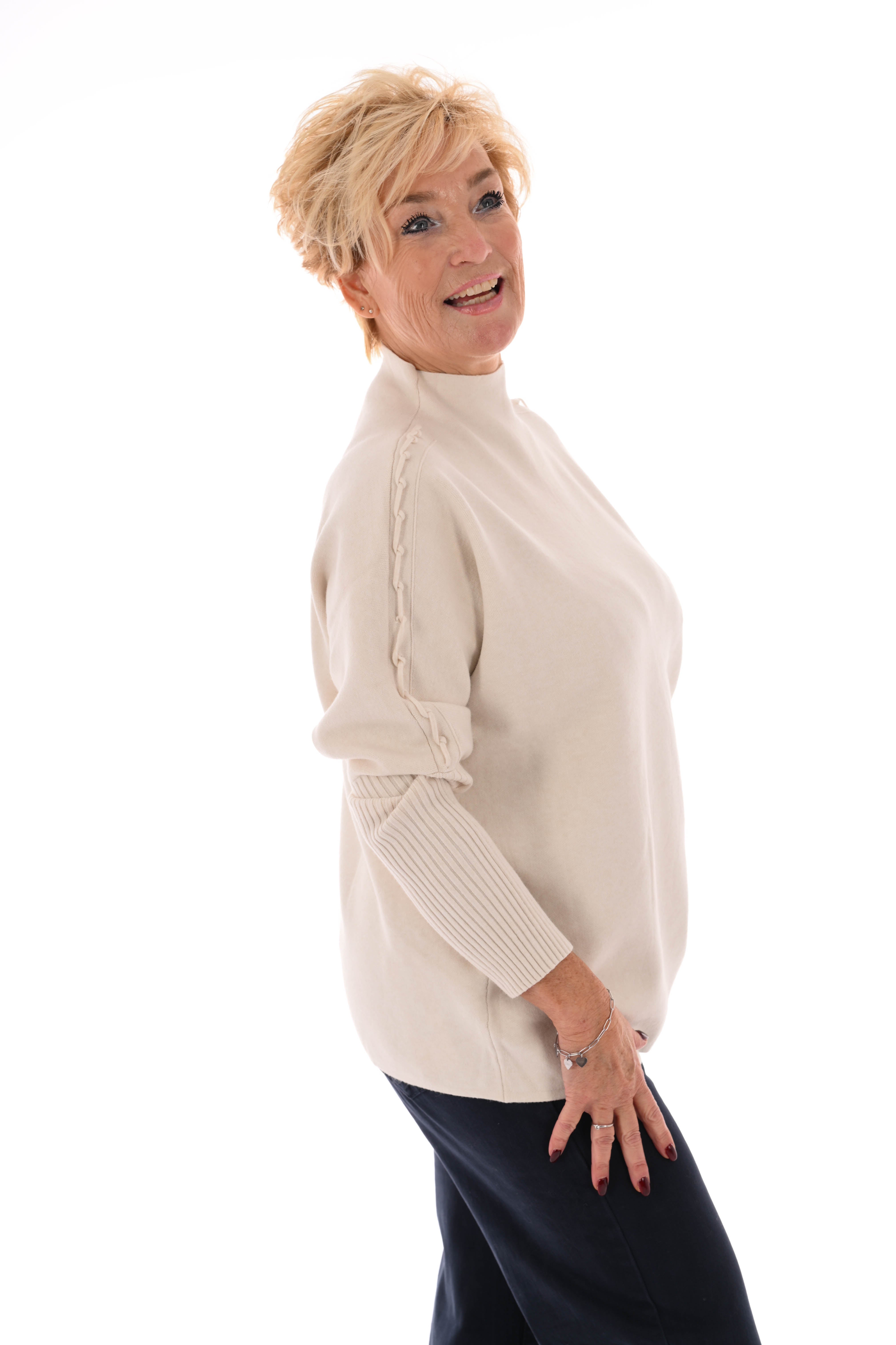 Top turtle neck met schouderdetail creme