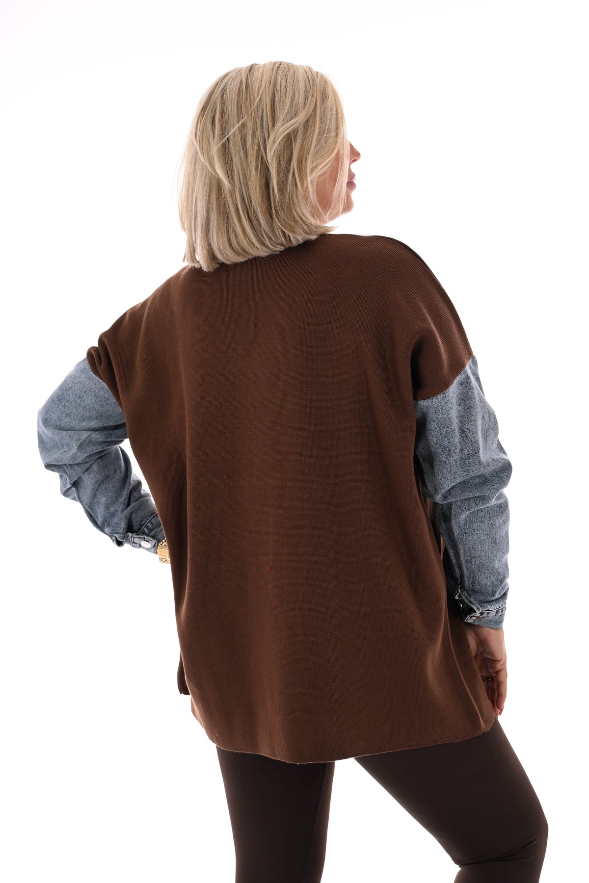 Gebreide trui met jeans bruin