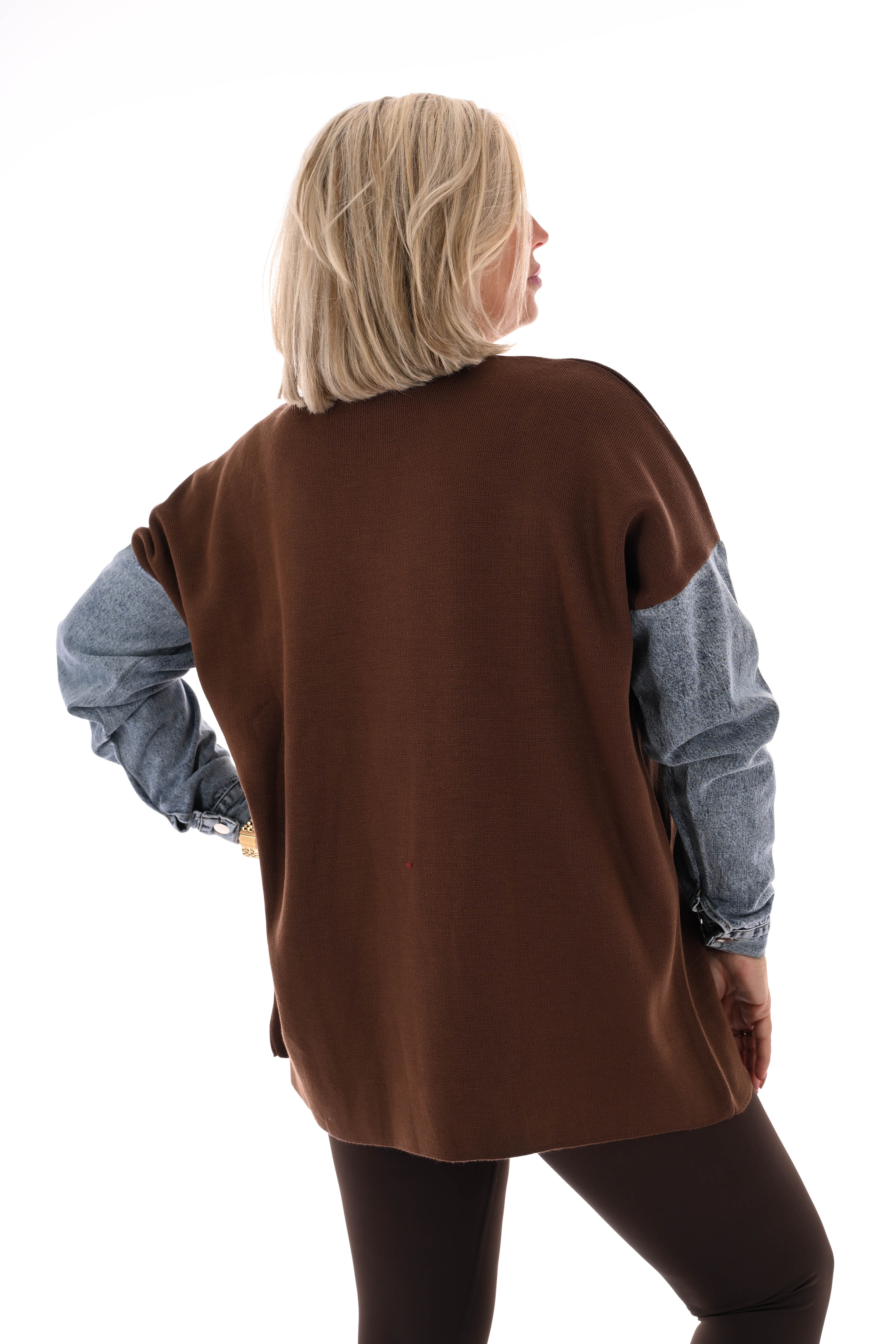 Gebreide trui met jeans bruin