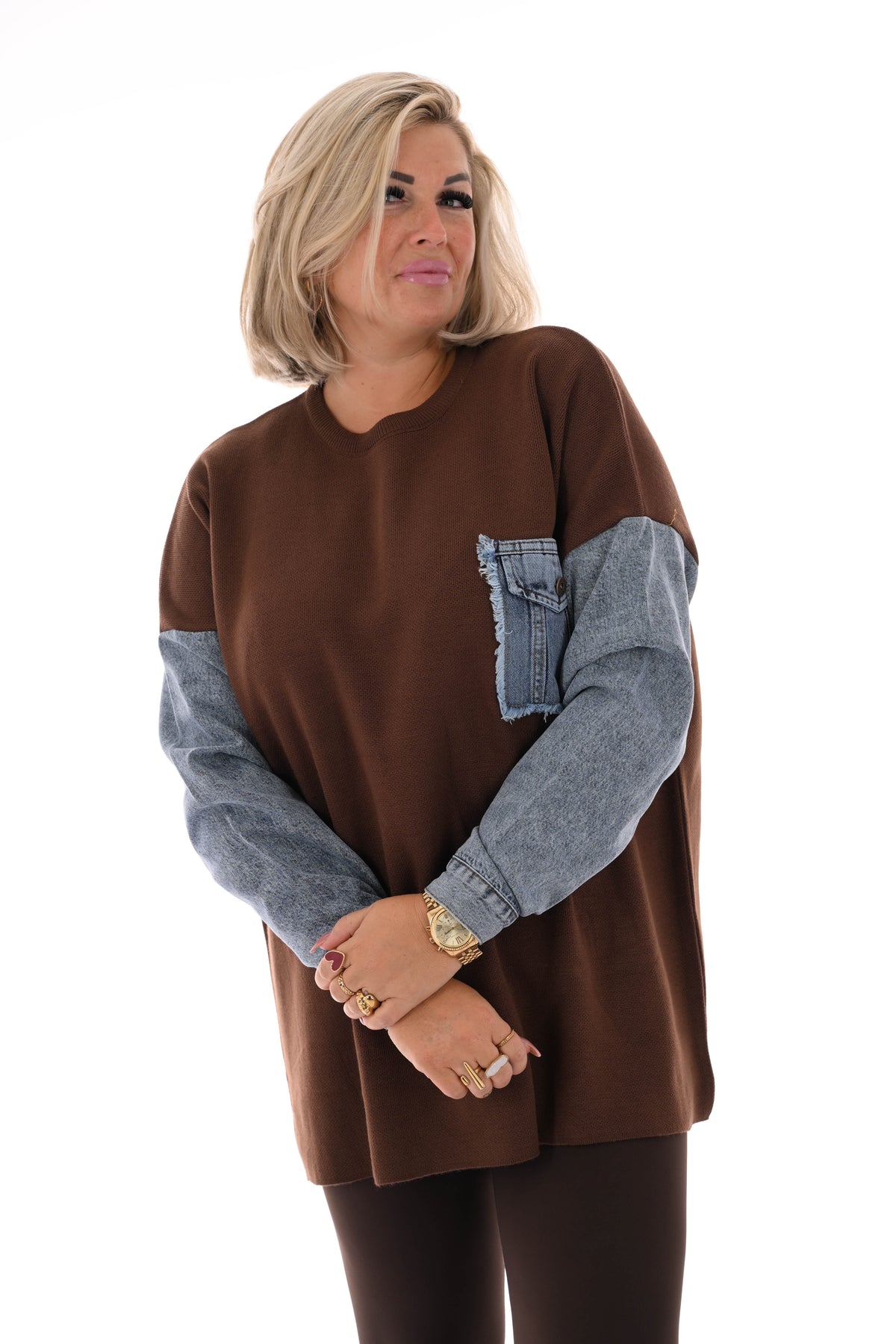 Gebreide trui met jeans bruin