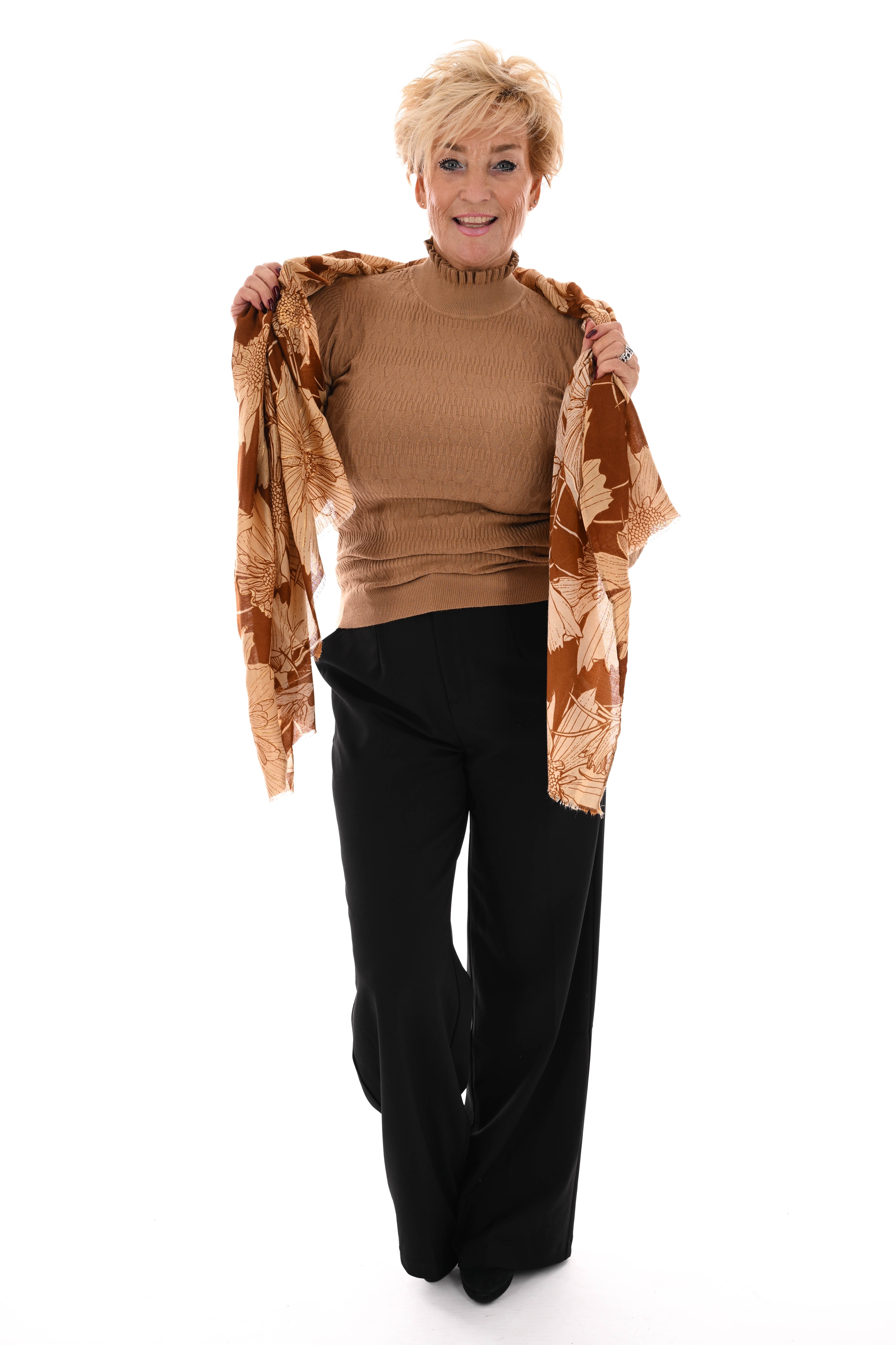 Top structuur met roezelkraag camel