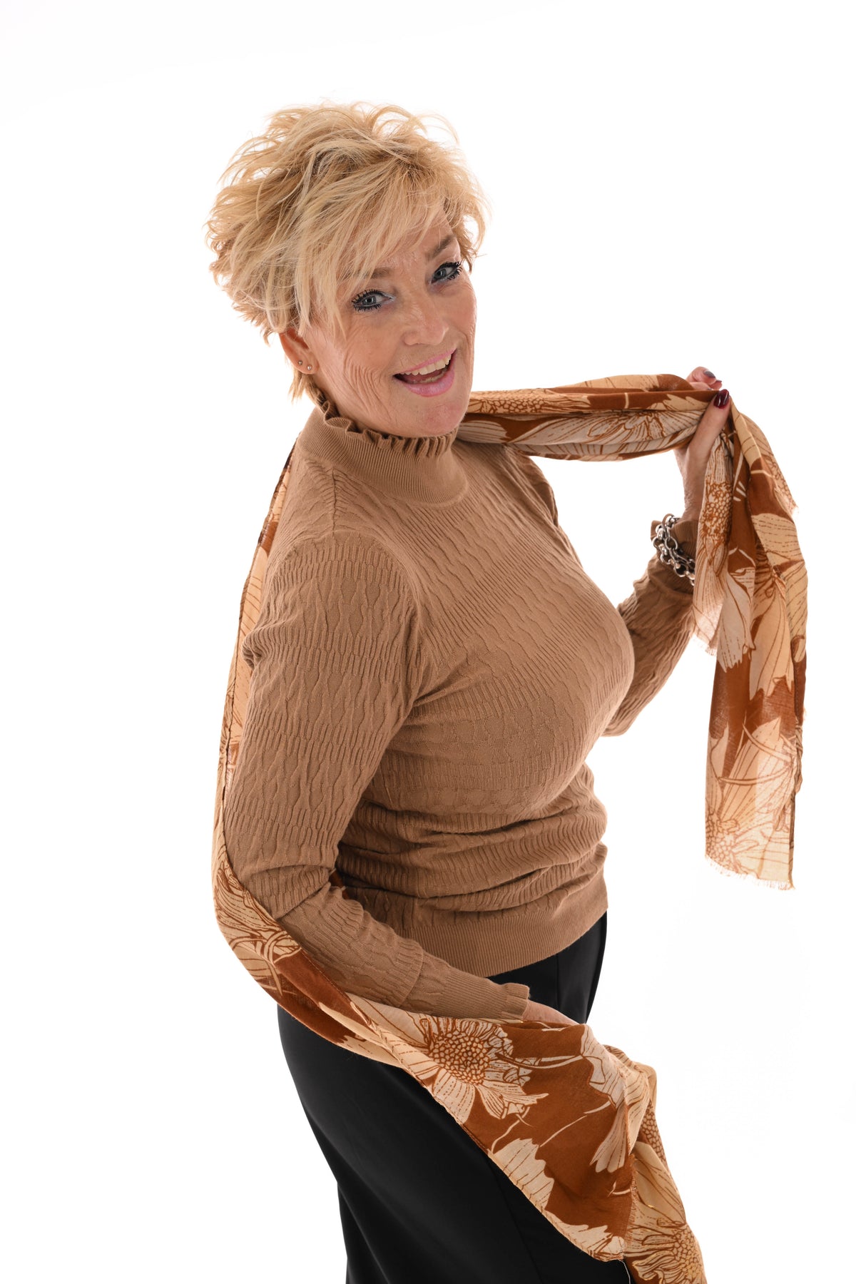 Top structuur met roezelkraag camel