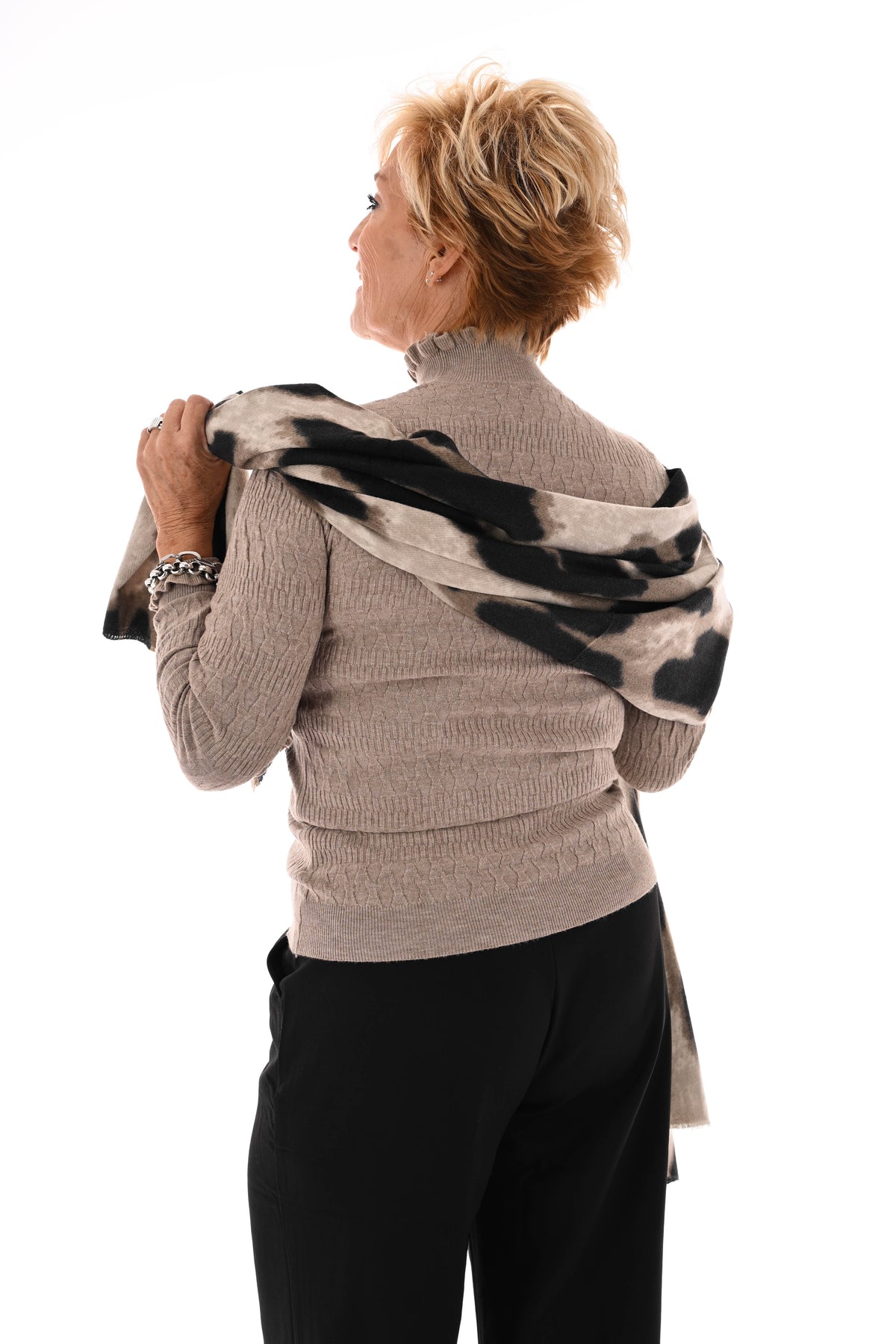 Top structuur met roezelkraag beige