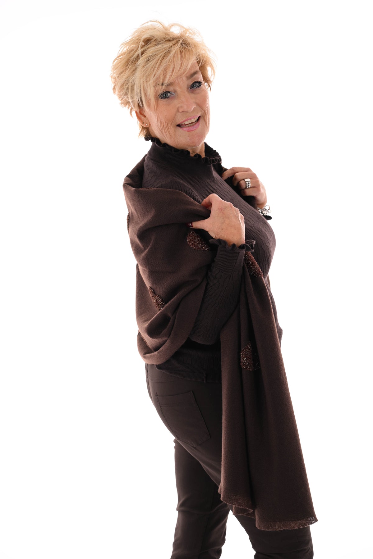 Top structuur met roezelkraag donkerbruin