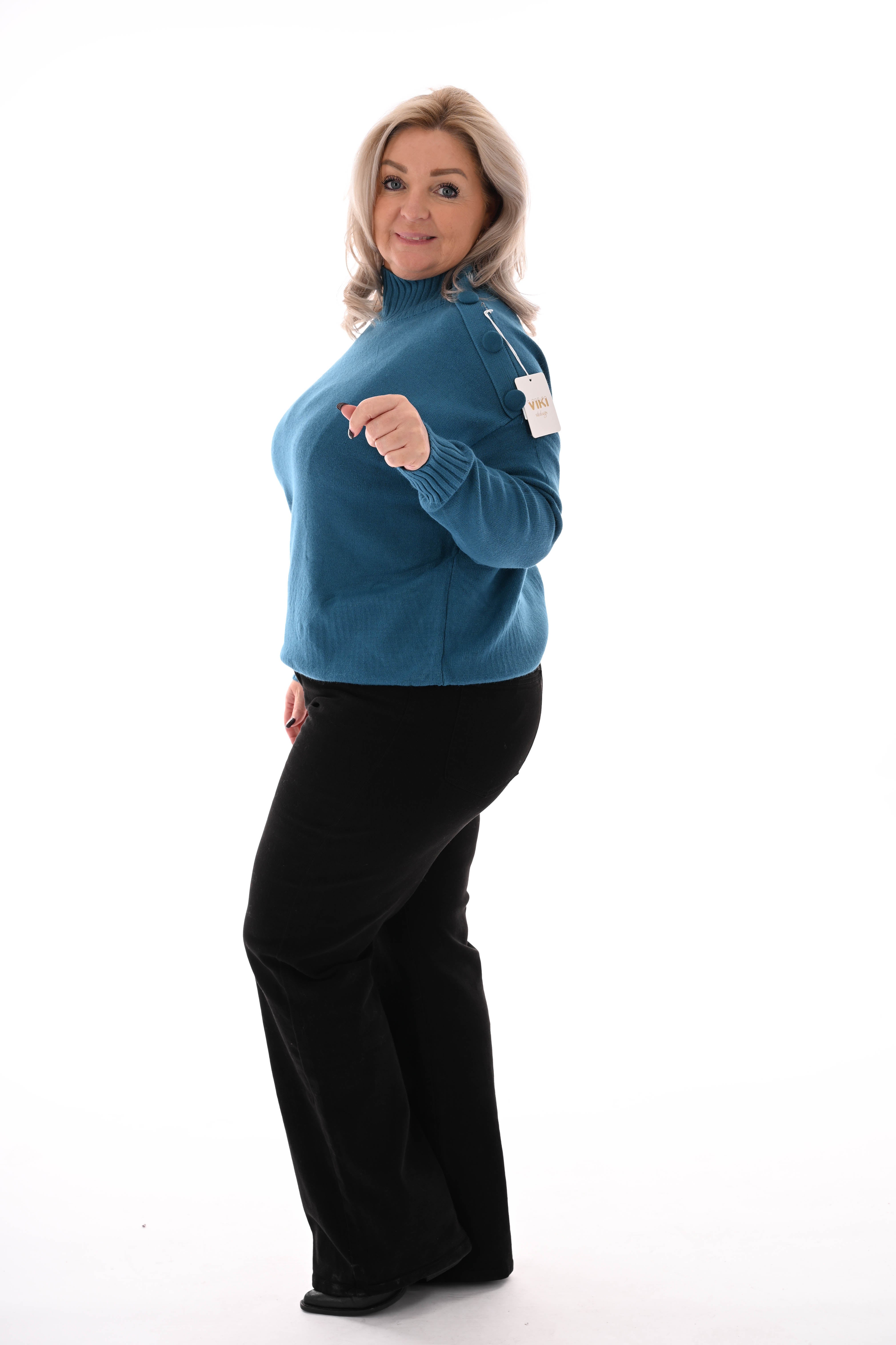 Fijn gebreide trui knopen op de schouders petrol