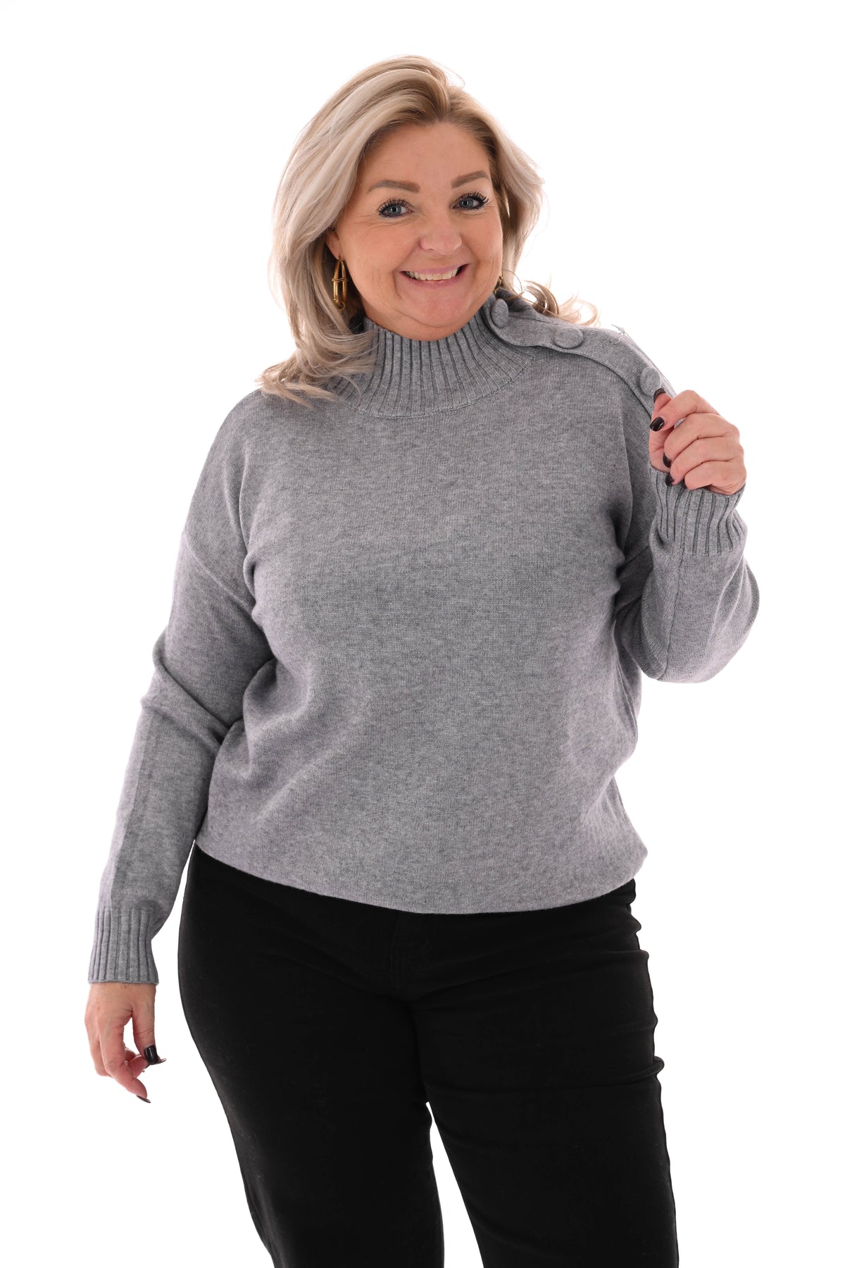 Fijn gebreide trui knopen op de schouders grijs