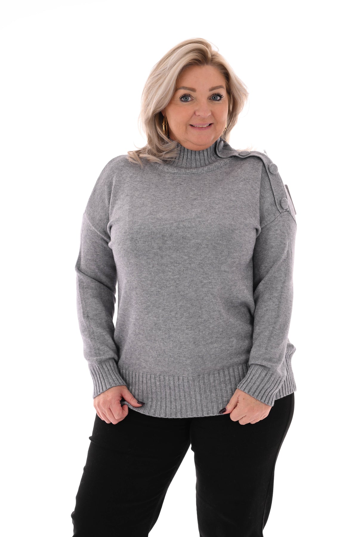 Fijn gebreide trui knopen op de schouders grijs