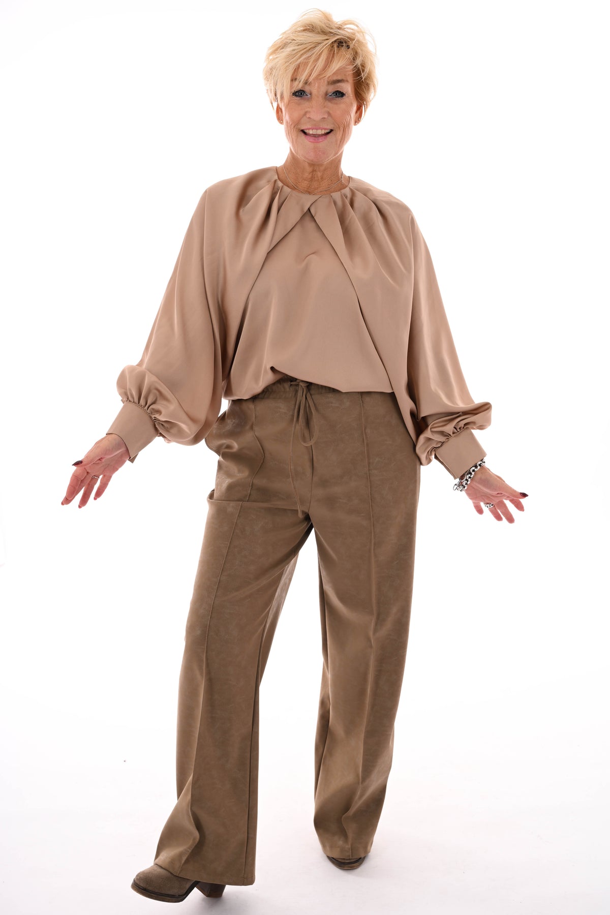 Silky blouse met pofmouwen beige