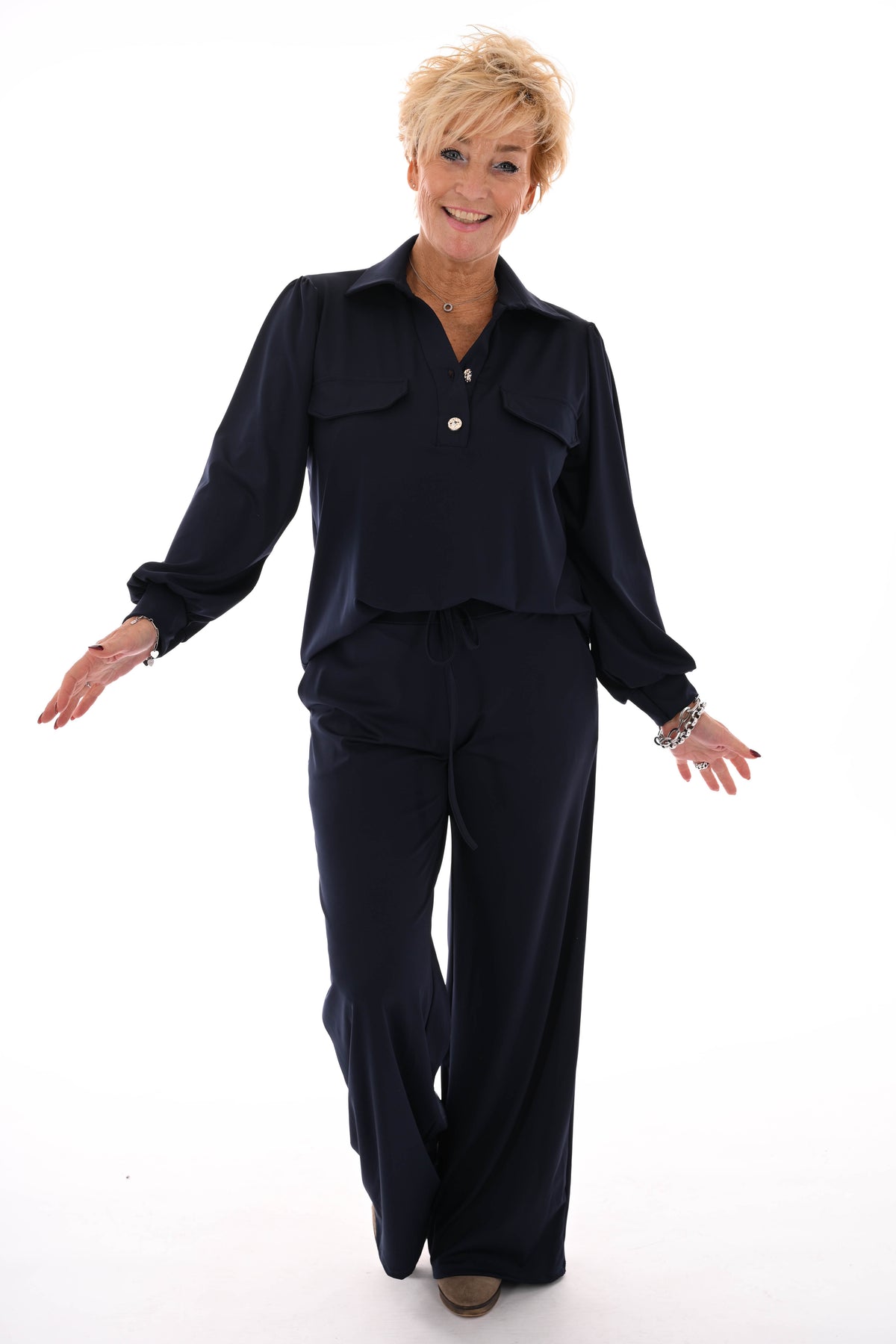 Tweedelig travel pak top v-hals met kraag marineblauw