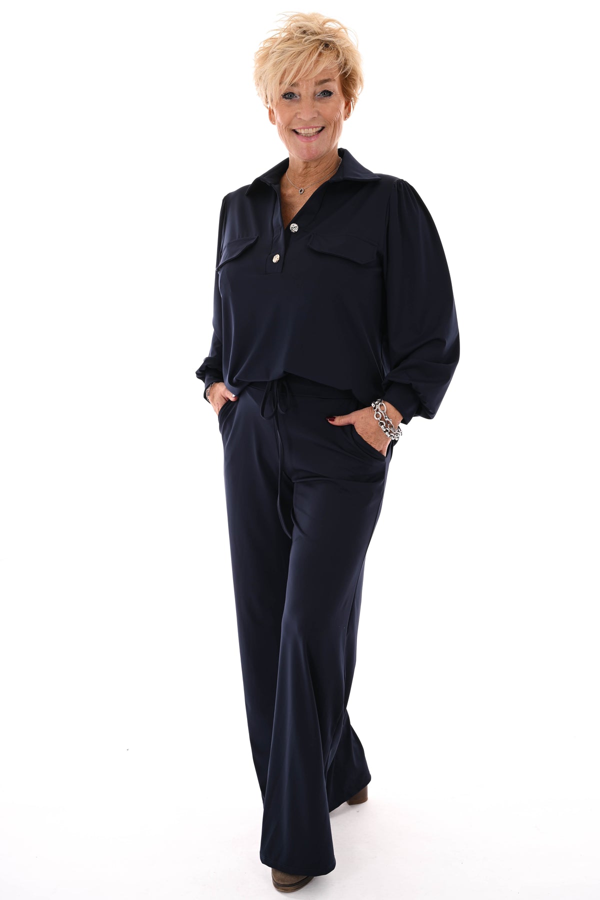 Tweedelig travel pak top v-hals met kraag marineblauw