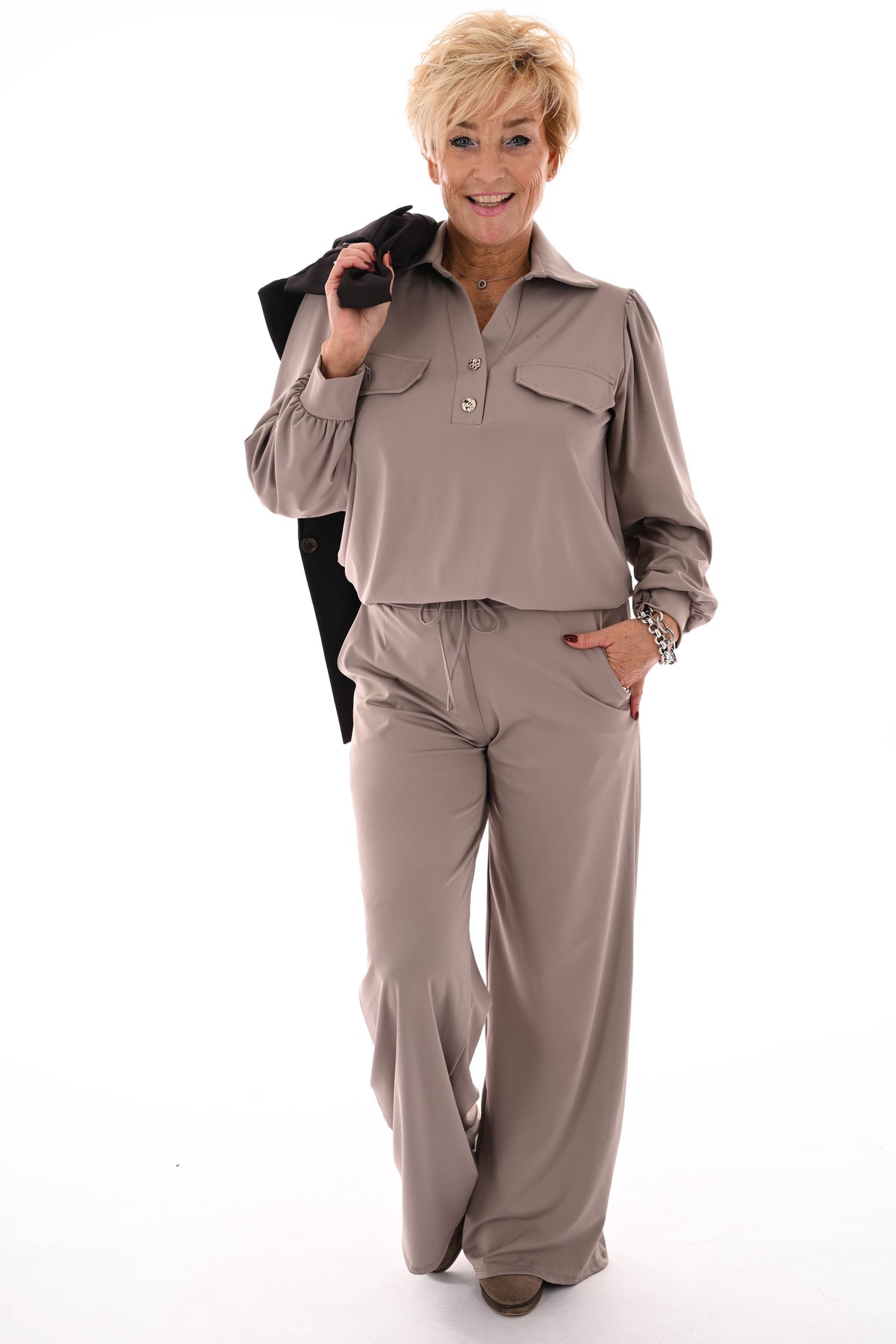 Tweedelig travel pak top v-hals met kraag taupe