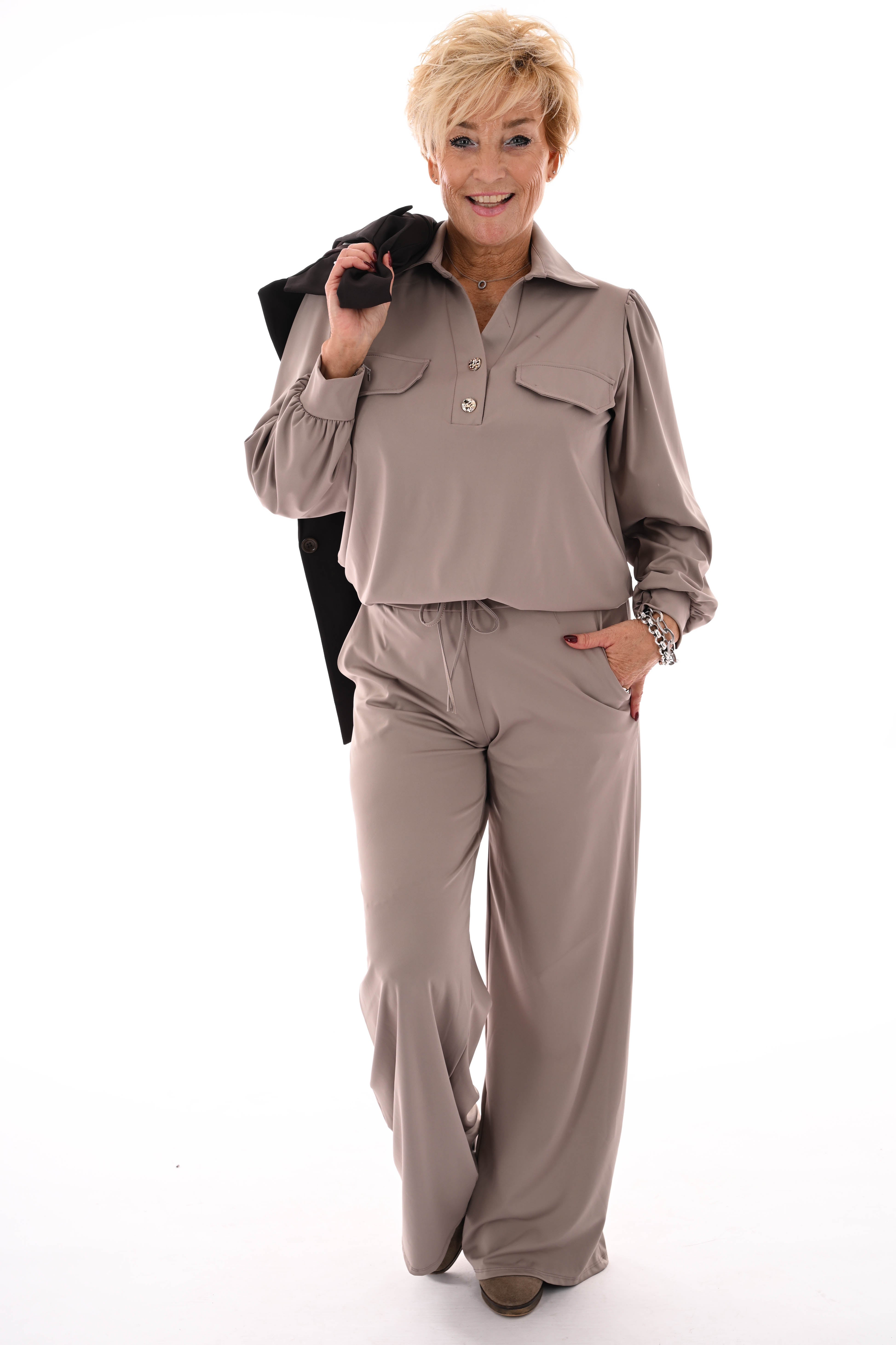 Tweedelig travel pak top v-hals met kraag taupe