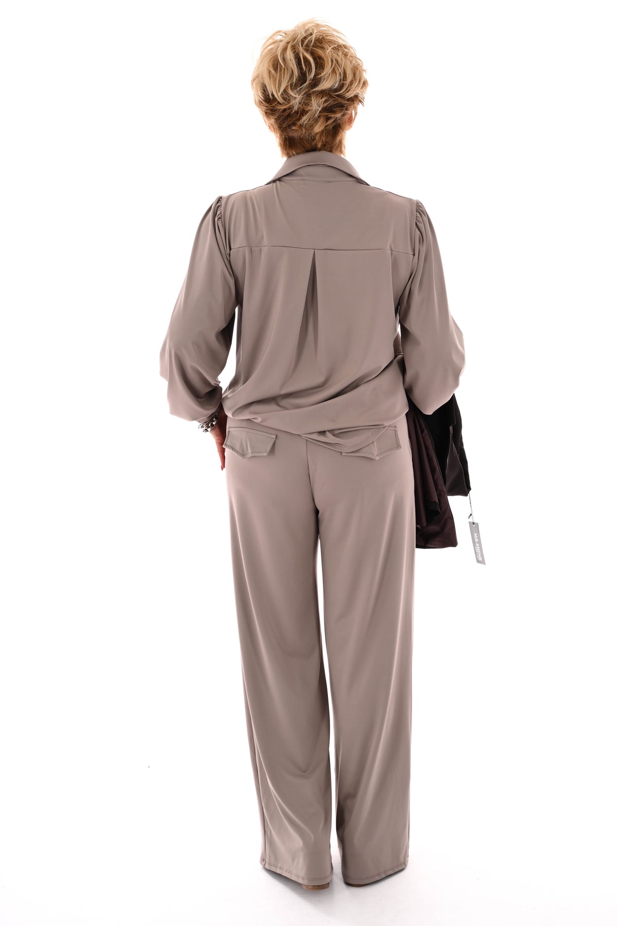 Tweedelig travel pak top v-hals met kraag taupe