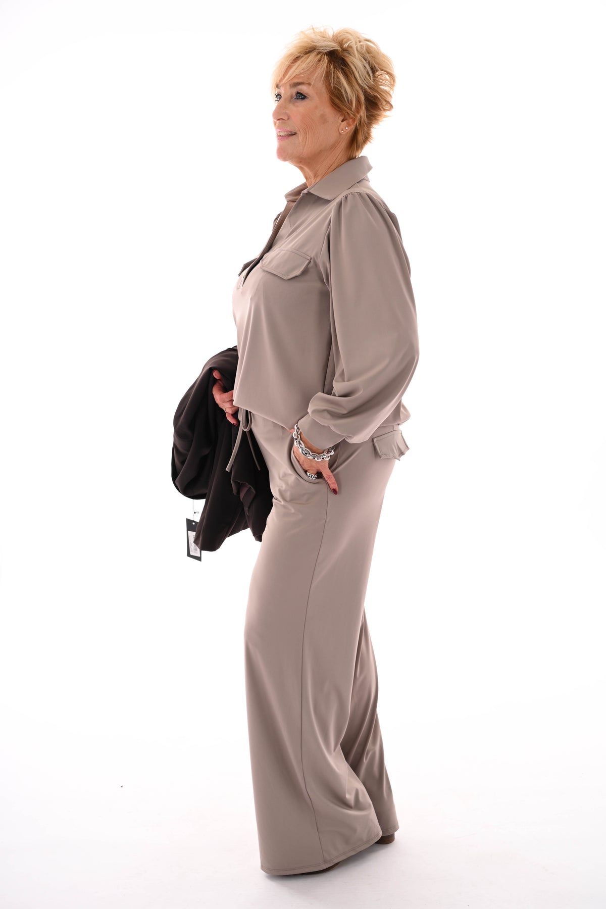 Tweedelig travel pak top v-hals met kraag taupe