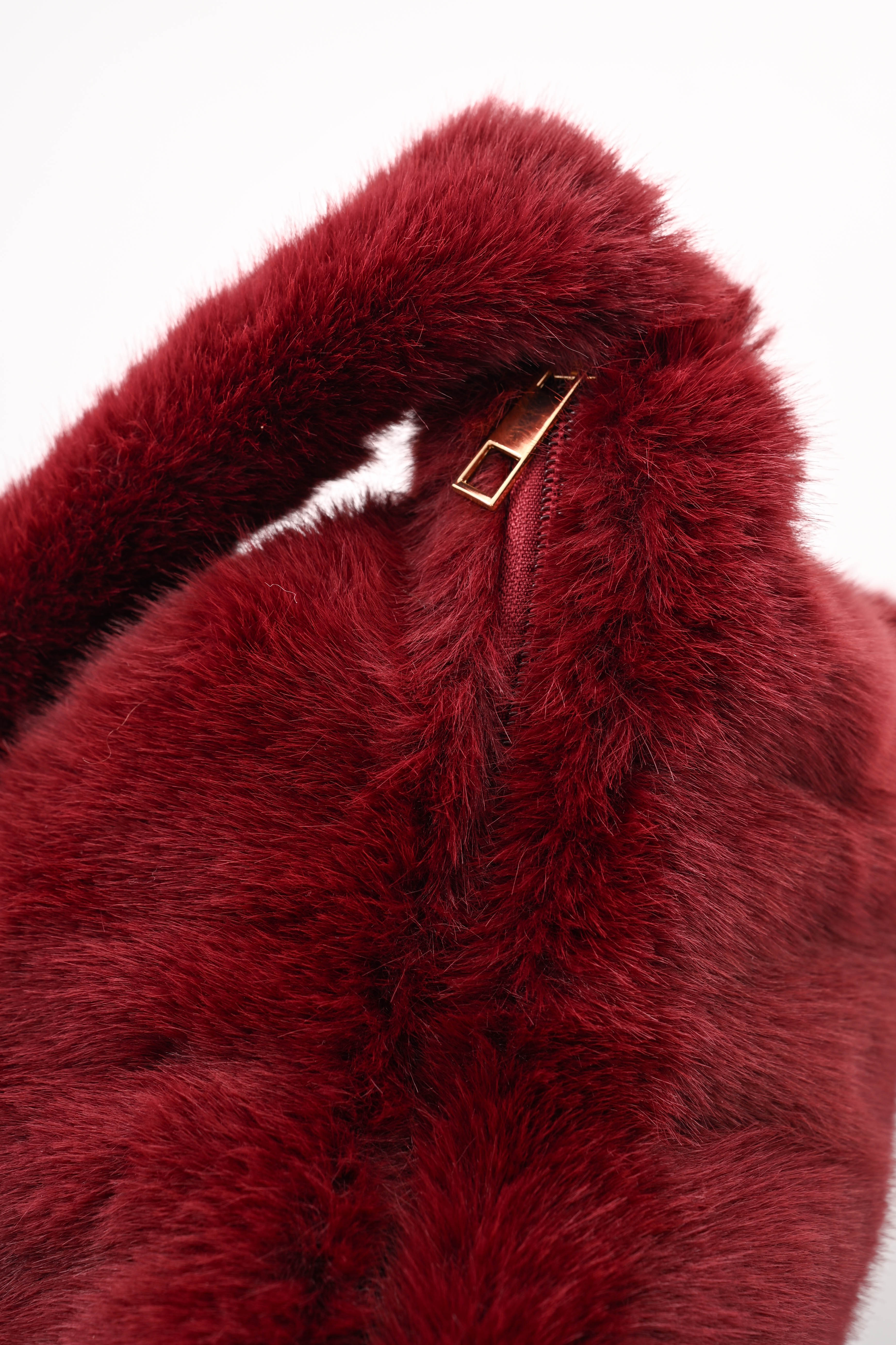 Faux fur crossbody tas bordeaux