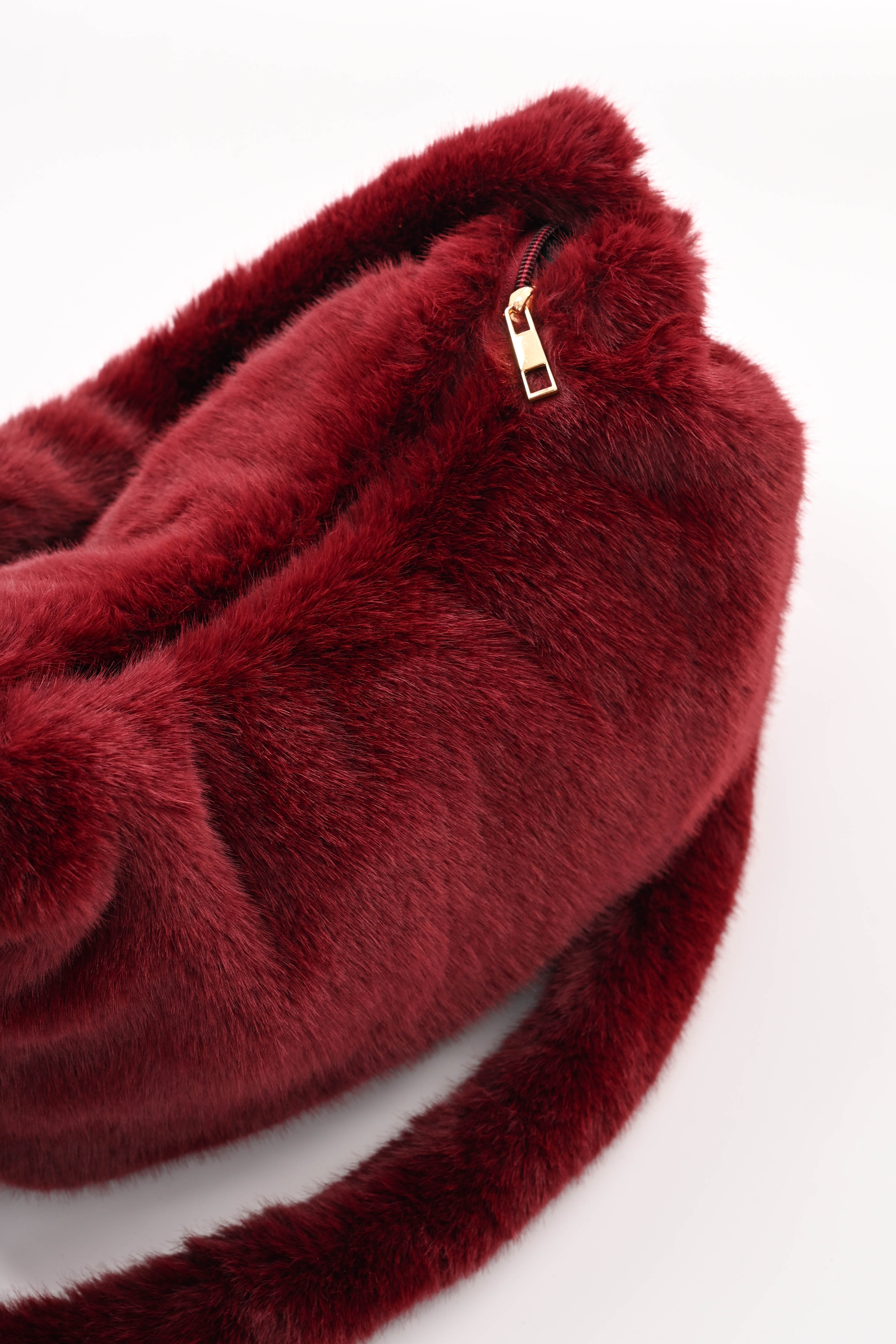 Faux fur crossbody tas bordeaux