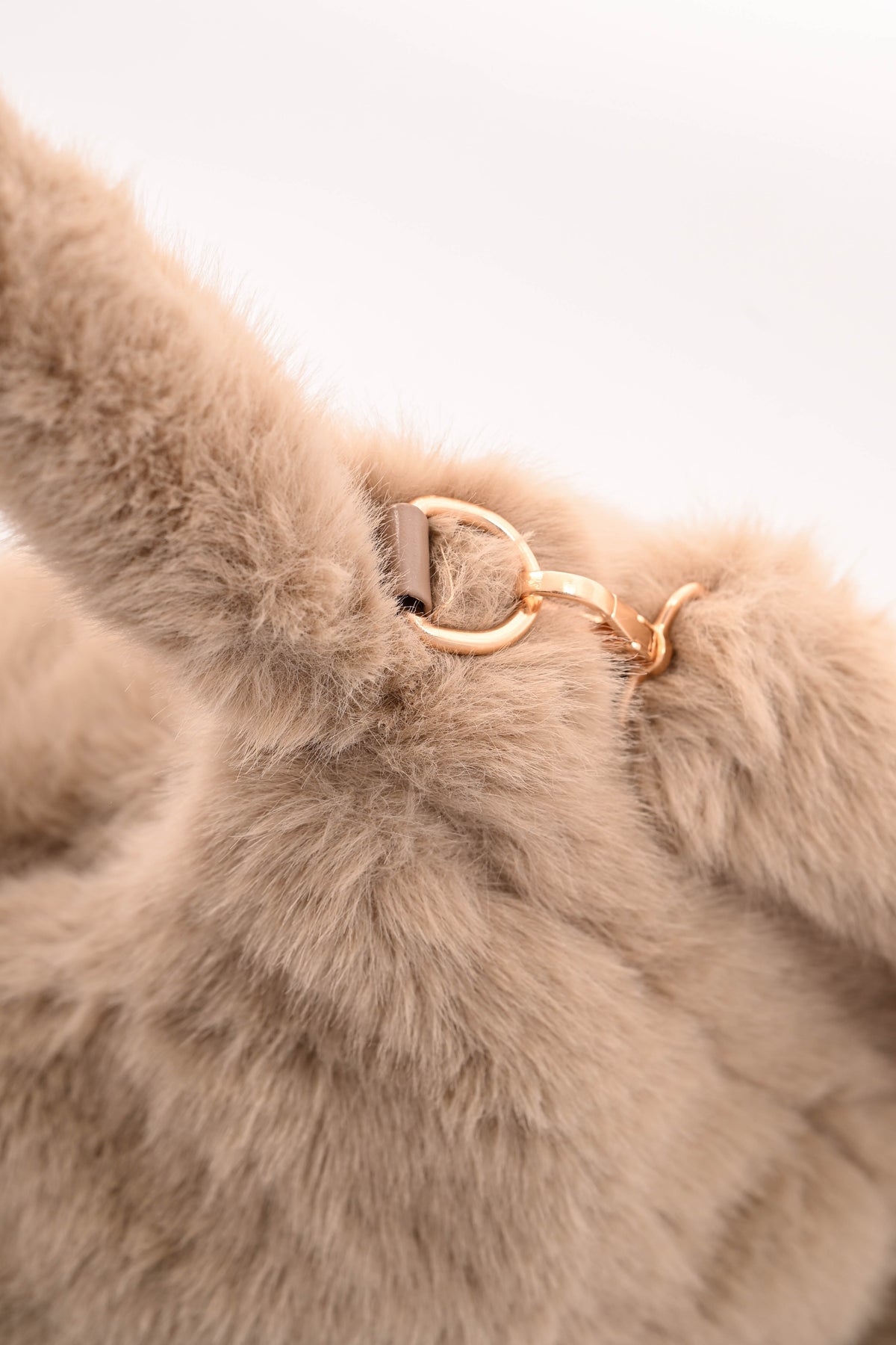 Faux fur crossbody tas beige