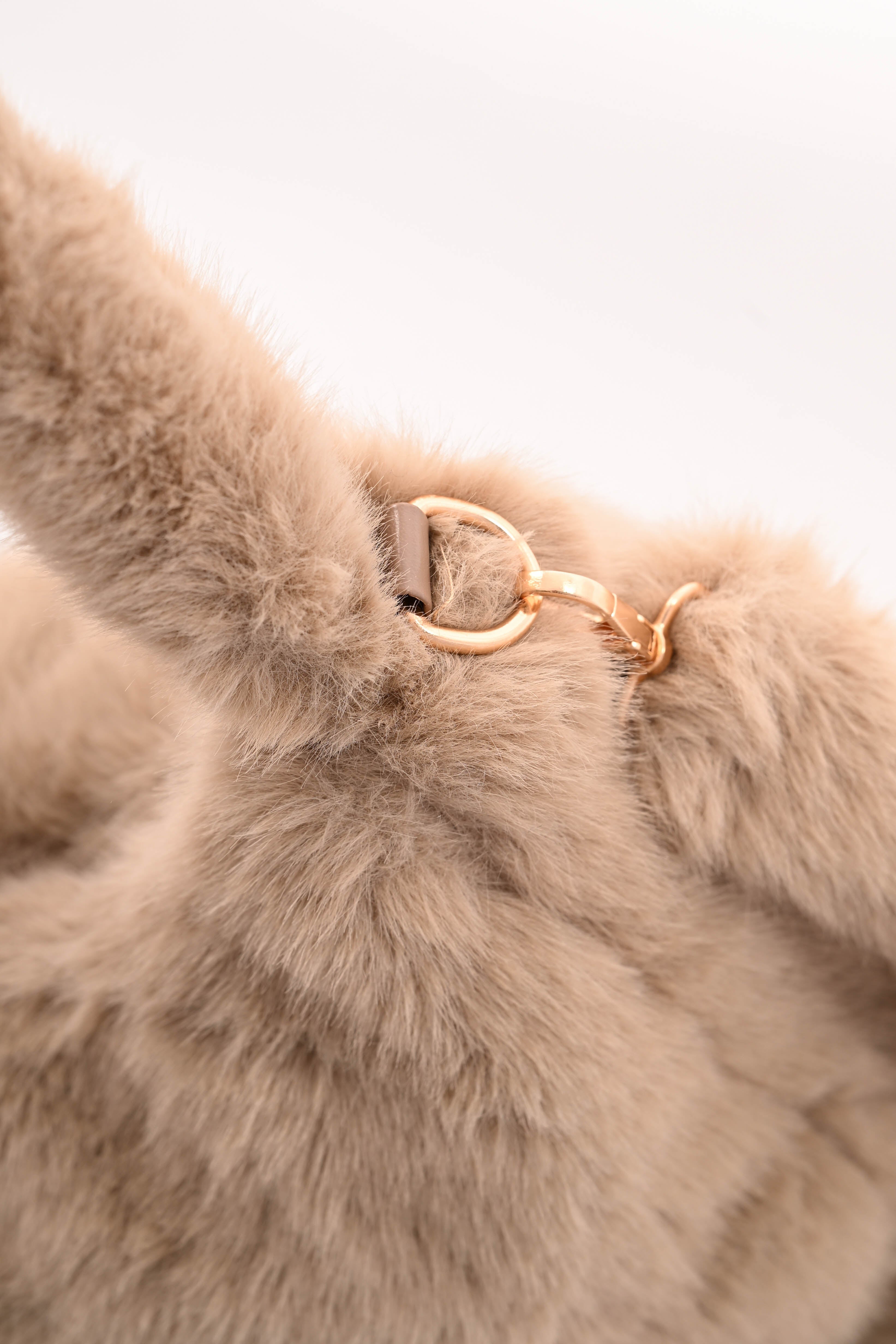 Faux fur crossbody tas beige