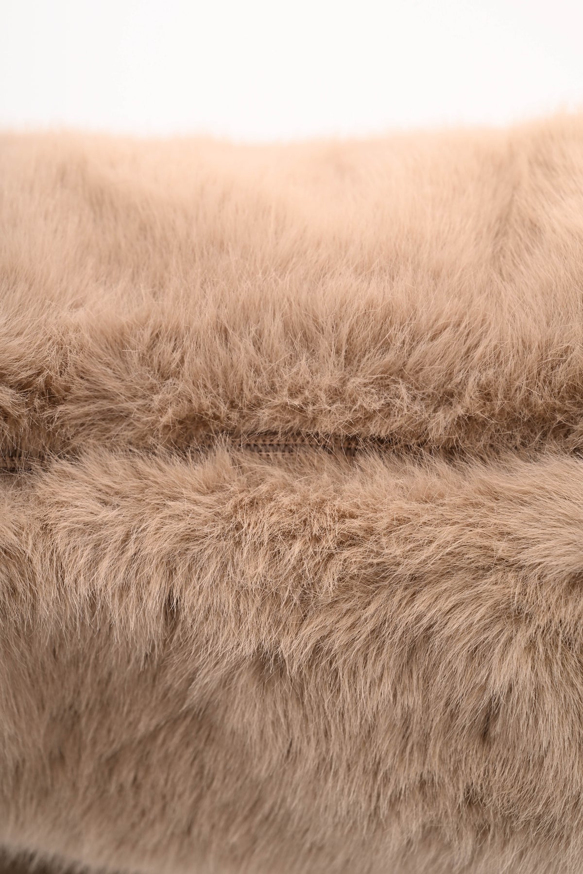 Faux fur crossbody tas beige
