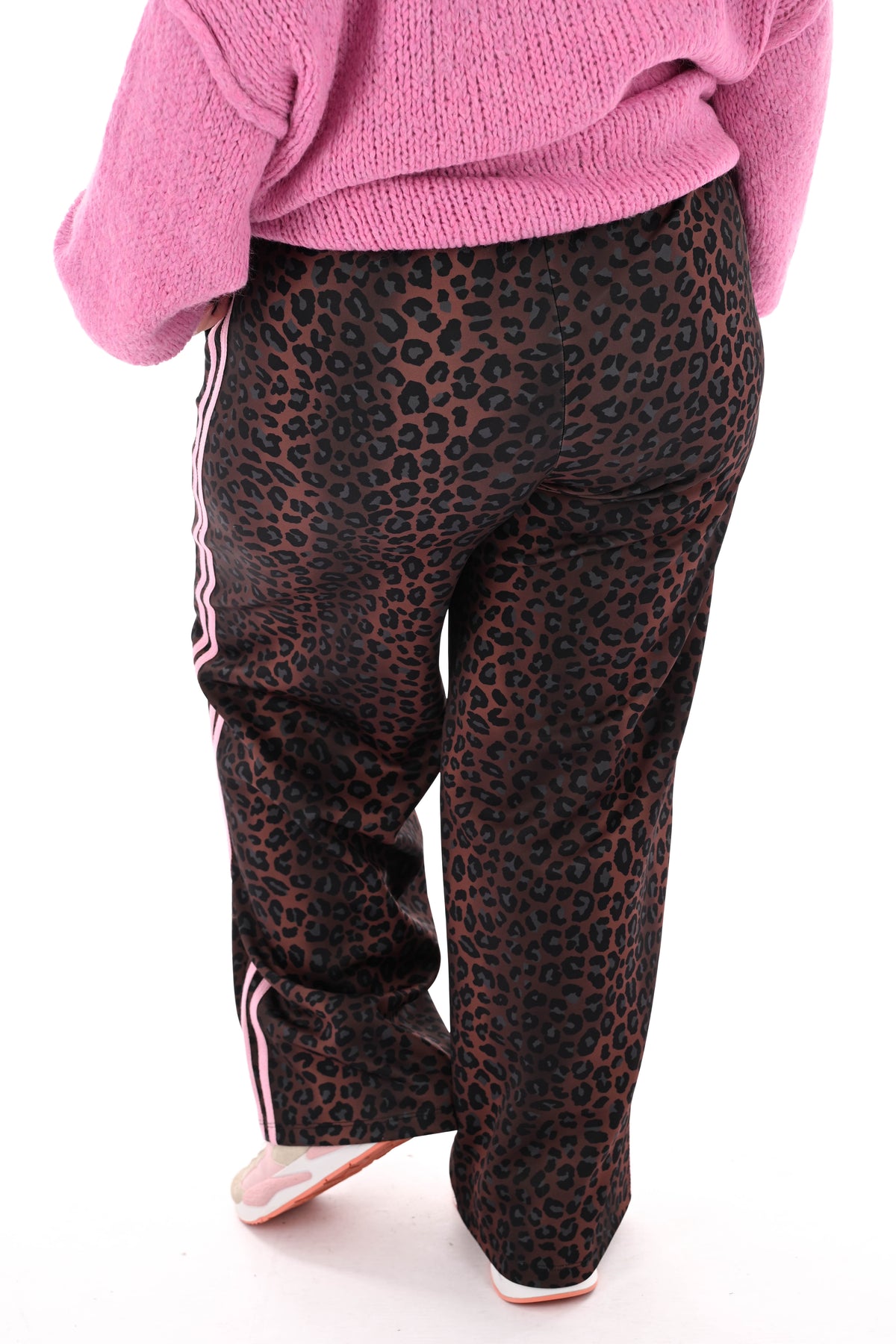 Wijde broek panterprint met strepenbies bruin/roze