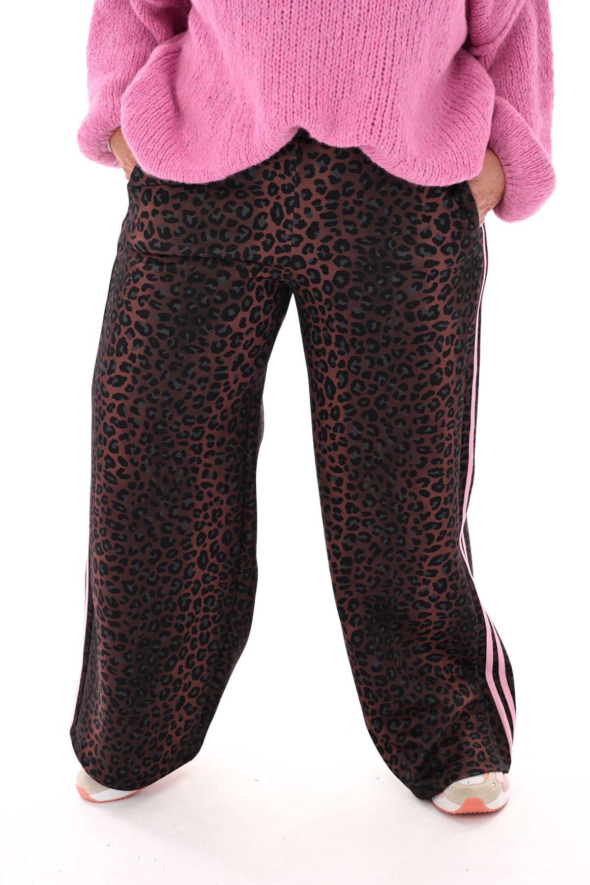 Wijde broek panterprint met strepenbies bruin/roze