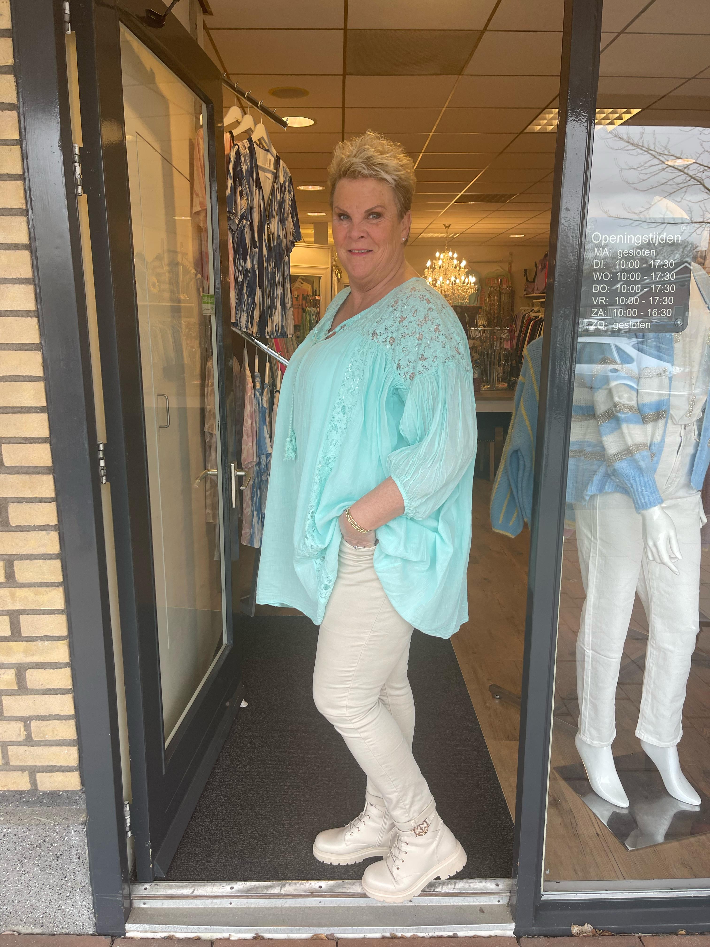 Tuniek met kant en pailletten lichtblauw