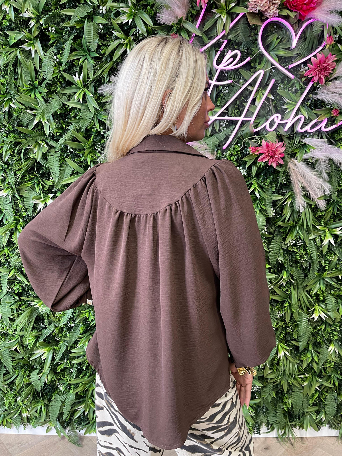 Blouse geplooid halsdetail uni donkerbruin