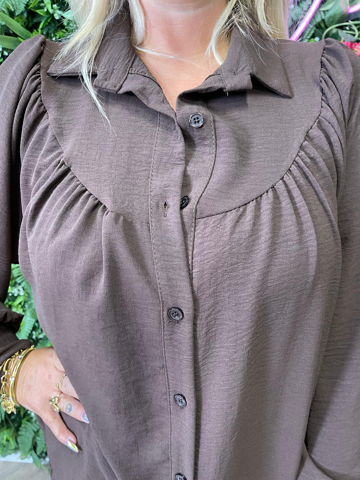 Blouse geplooid halsdetail uni donkerbruin