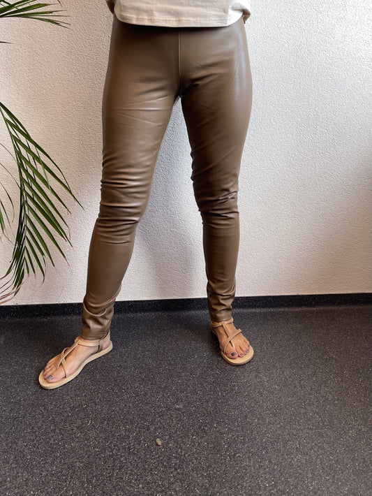 C&S leather look legging walnoot bruin