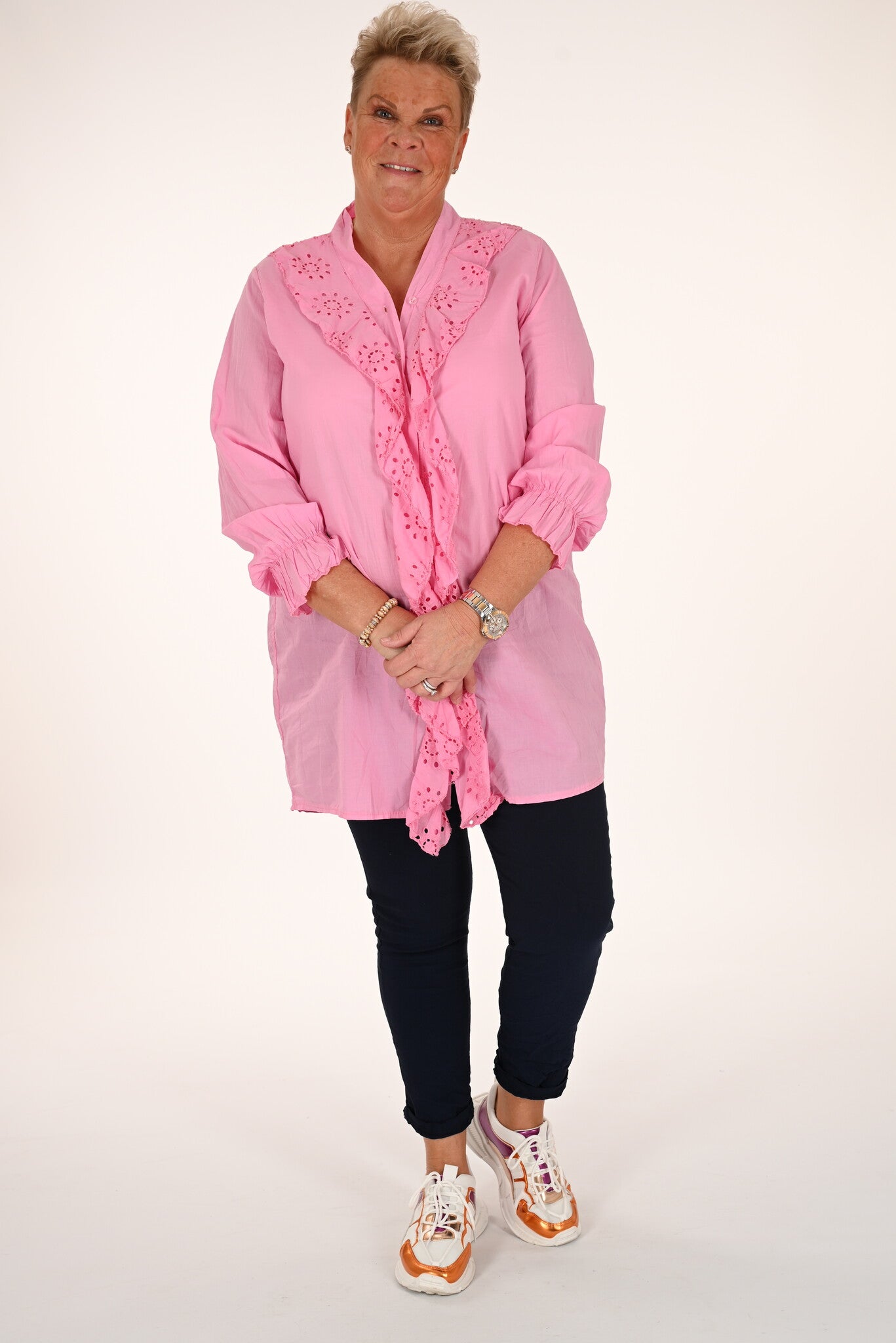 Lange katoenen blouse met roezels en broderie roze